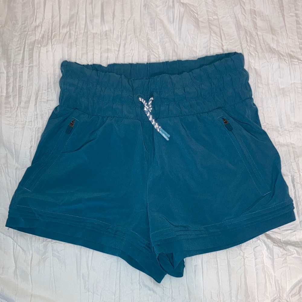 Athleta girls’ play more 3” short!!
